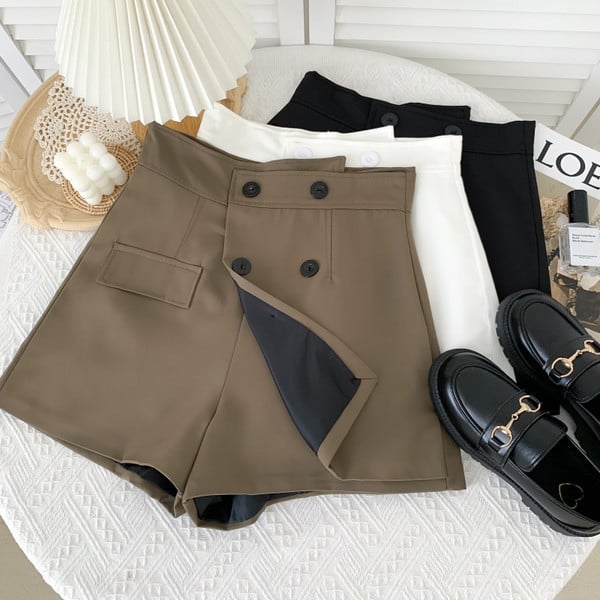 Novi model ženskih kratkih hlača na dugmad u više boja