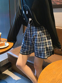 Moderns sieviešu rūtainu šortu plats modelis