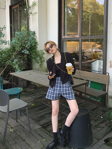 Moderns sieviešu rūtainu šortu plats modelis