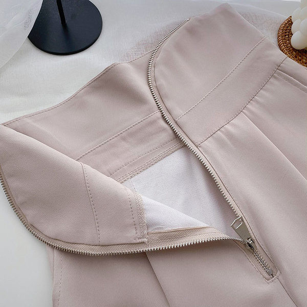 Moderns bikšu plats modelis ar rāvējslēdzēju