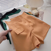 Model modern de pantaloni scurți lat cu nasturi