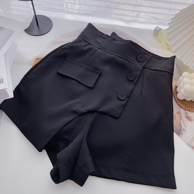 Model modern de pantaloni scurți lat cu nasturi