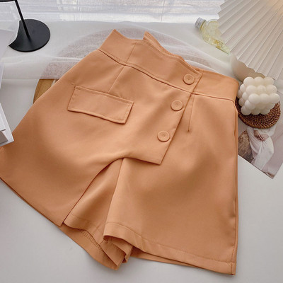 Model modern de pantaloni scurți lat cu nasturi