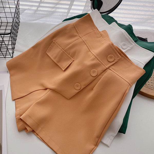 Model modern de pantaloni scurți lat cu nasturi