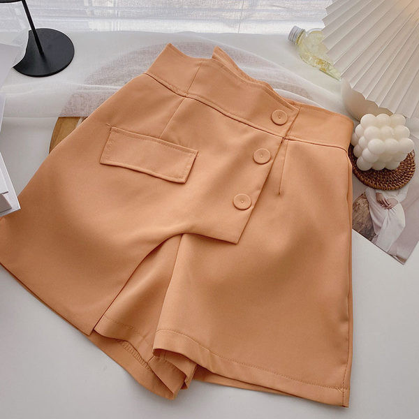 Model modern de pantaloni scurți lat cu nasturi