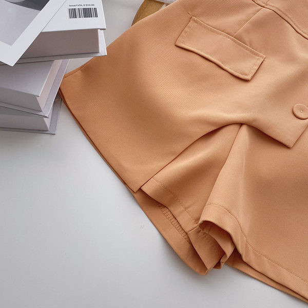 Model modern de pantaloni scurți lat cu nasturi