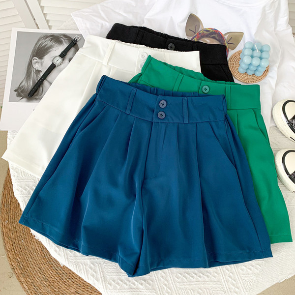 Jauns sieviešu šortu modelis - ar kabatām un augstu vidukli