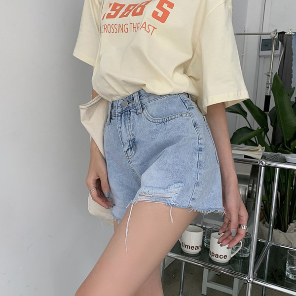 Blugi scurti cu buzunare si motive rupte - pentru femei