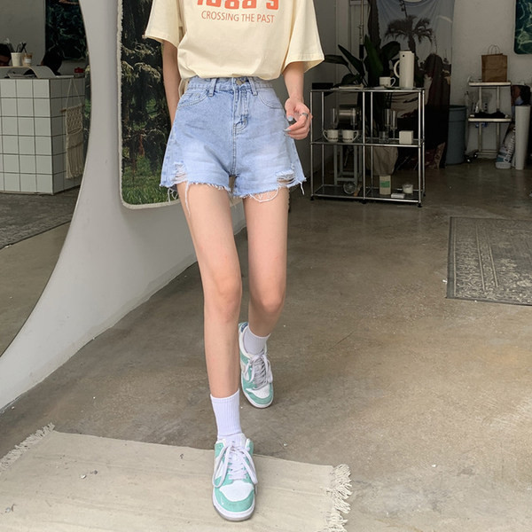 Blugi scurti cu buzunare si motive rupte - pentru femei