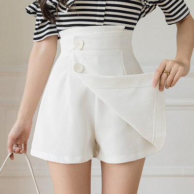 Pantaloni scurți de damă - model asimetric