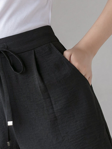 Pantaloni scurti de dama cu cravate in doua culori