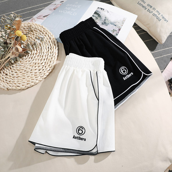 Sieviešu sporta šorti ar apmalēm un izšuvumiem