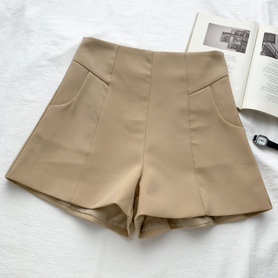 Stilīgi sieviešu šorti ar augstu vidukli un rāvējslēdzēja aizdari