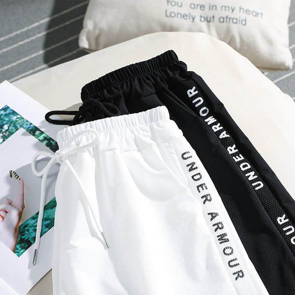 Sieviešu šorti ar uzrakstu un saitēm