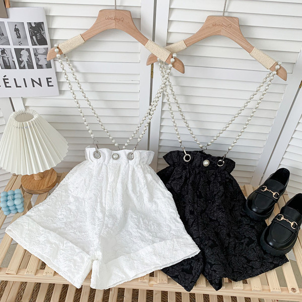 Moderni sieviešu šorti ar pērļu ķēdīti baltā un melnā krāsā