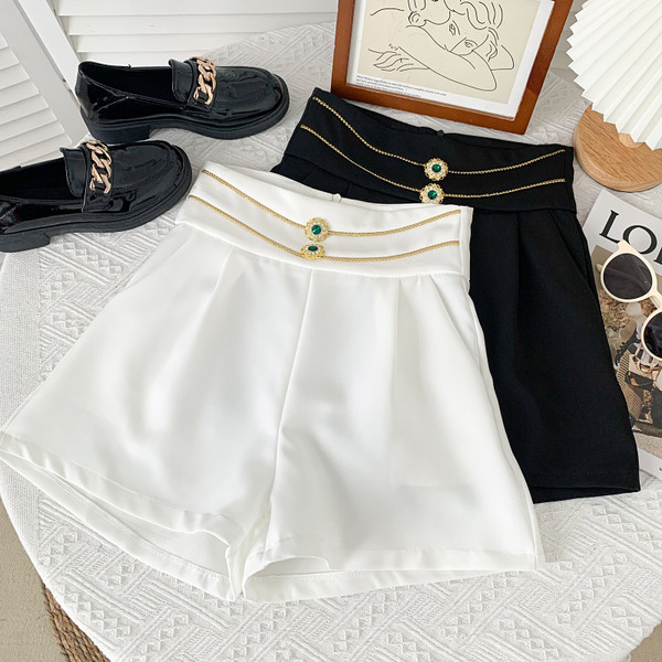 Īsas modeļa sieviešu bikses ar augstu vidukli baltā un melnā krāsā