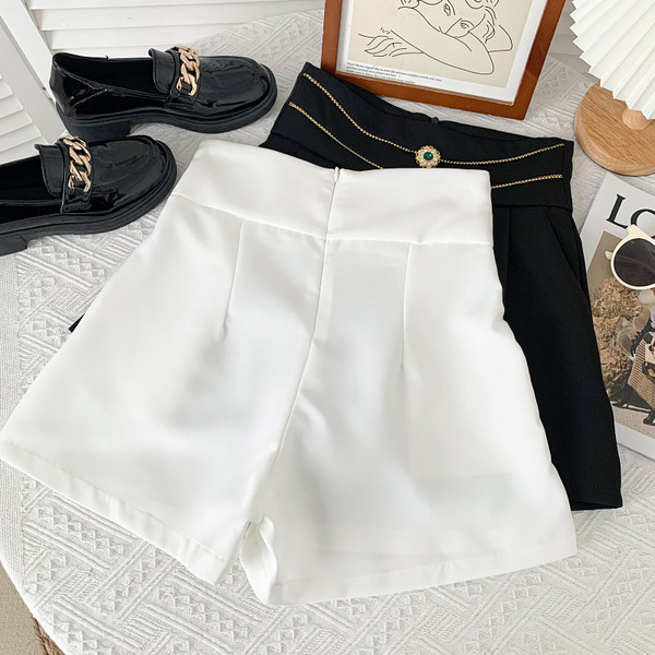 Īsas modeļa sieviešu bikses ar augstu vidukli baltā un melnā krāsā