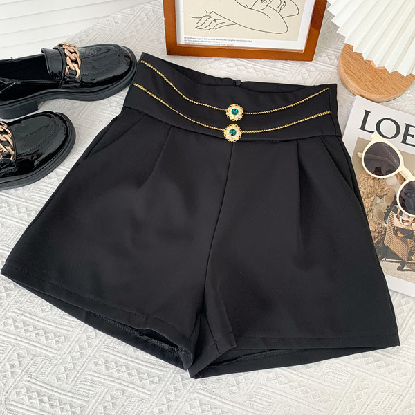 Īsas modeļa sieviešu bikses ar augstu vidukli baltā un melnā krāsā