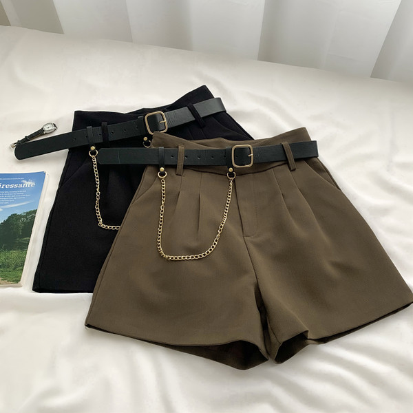 Sieviešu platie šorti ar augstu jostasvietu un metāla ķēdīti
