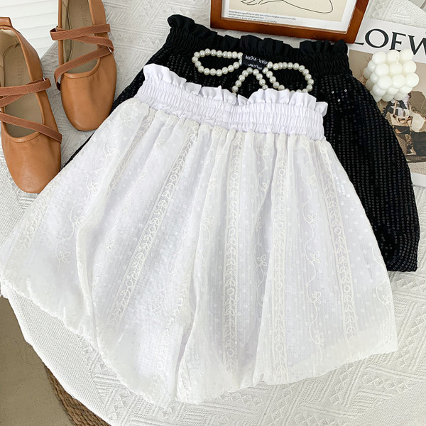 Sieviešu ikdienas šorti ar pērlēm baltā un melnā krāsā