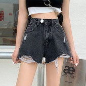 Jauns īso džinsu modelis ar pogu un saplēstiem motīviem