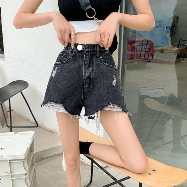 Jauns īso džinsu modelis ar pogu un saplēstiem motīviem