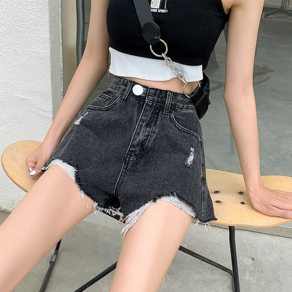 Jauns īso džinsu modelis ar pogu un saplēstiem motīviem