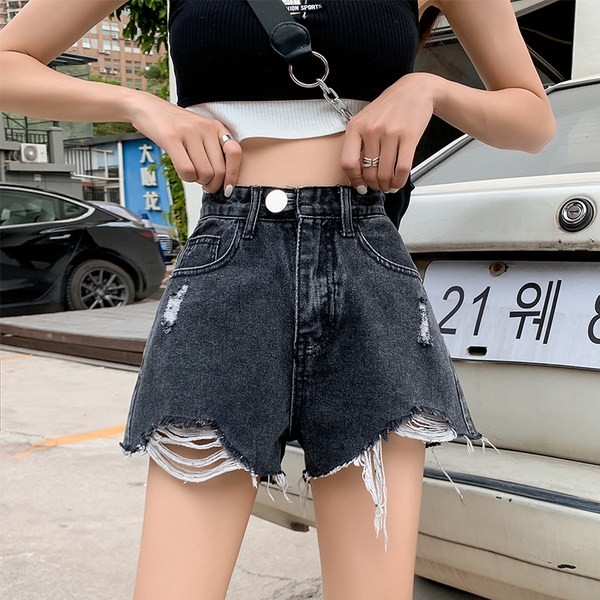 Jauns īso džinsu modelis ar pogu un saplēstiem motīviem