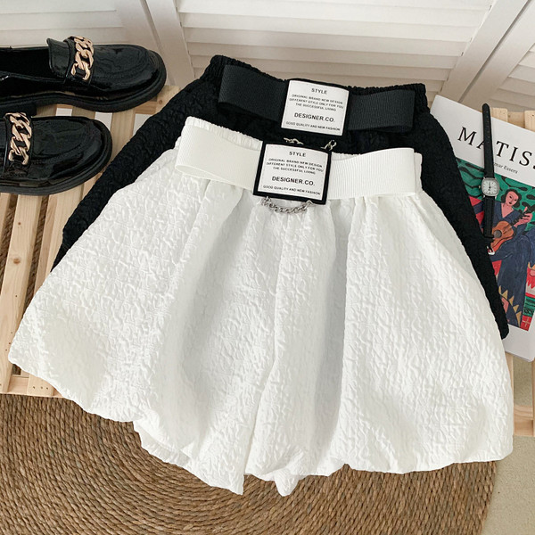 Casual γυναικείο σορτς σε λευκό και μαύρο χρώμα