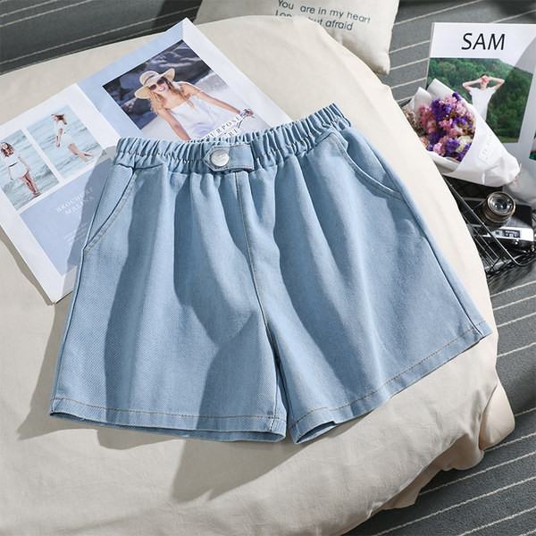 Sieviešu šortu vienkrāsains modelis ar pogu