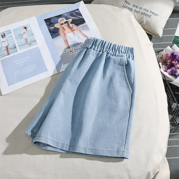 Sieviešu šortu vienkrāsains modelis ar pogu