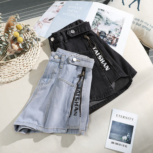 Ženske kratke hlače s patentnim zatvaračem sa strane i natpisom