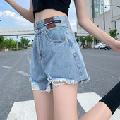 Plaši īsi džinsi ar kabatām