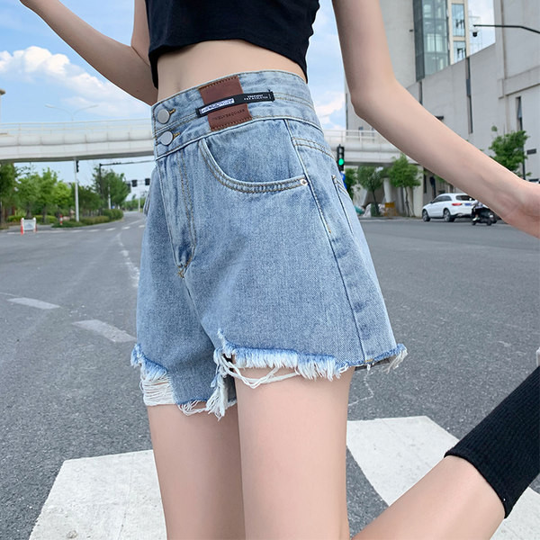 Plaši īsi džinsi ar kabatām