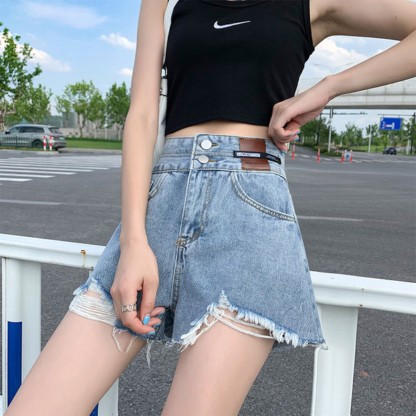 Plaši īsi džinsi ar kabatām