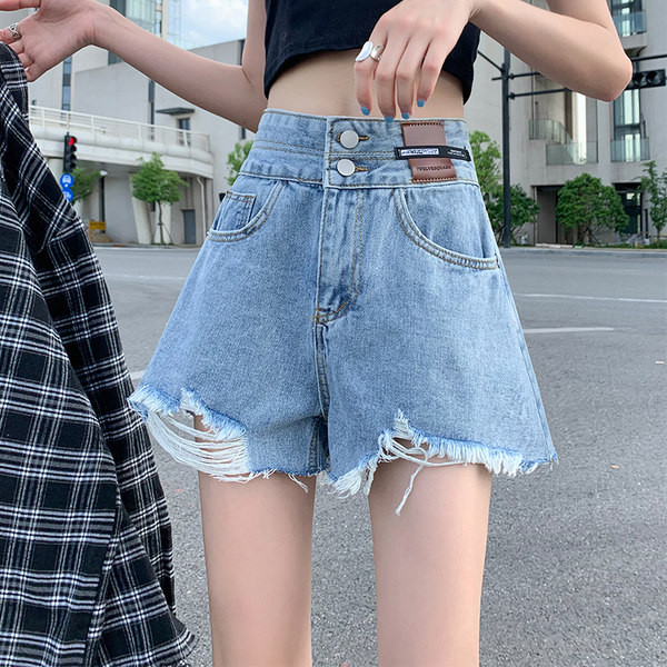 Plaši īsi džinsi ar kabatām