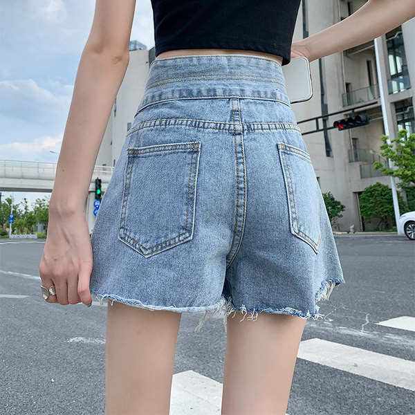 Plaši īsi džinsi ar kabatām