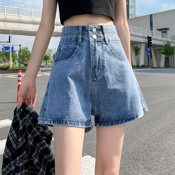 Plašs īsu džinsu modelis ar kabatām un augstu vidukli