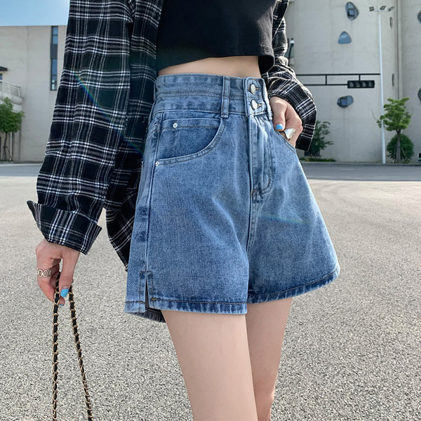 Plašs īsu džinsu modelis ar kabatām un augstu vidukli