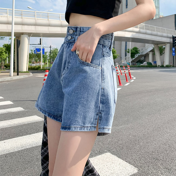 Plašs īsu džinsu modelis ar kabatām un augstu vidukli