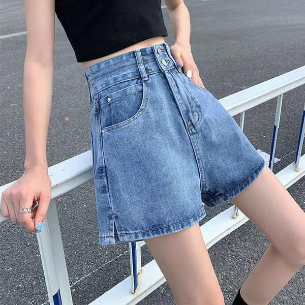 Plašs īsu džinsu modelis ar kabatām un augstu vidukli