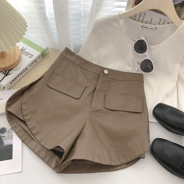 Pantaloni scurți de damă cu nasture