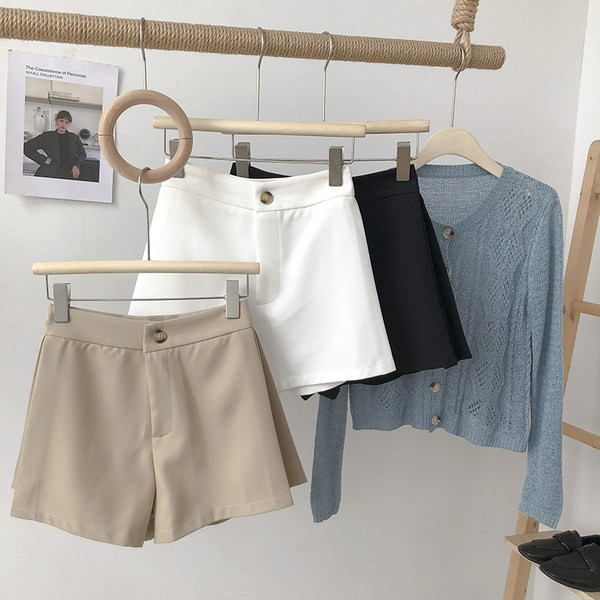 Model nou de pantaloni scurți de damă într-o singură culoare