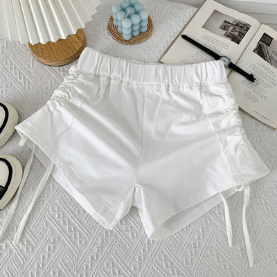 Model nou de pantaloni scurți adunați pe picioare