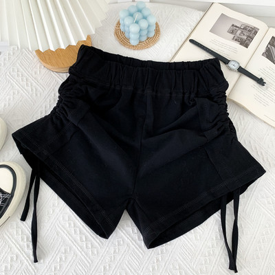 Model nou de pantaloni scurți adunați pe picioare