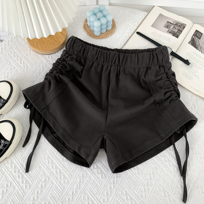 Model nou de pantaloni scurți adunați pe picioare