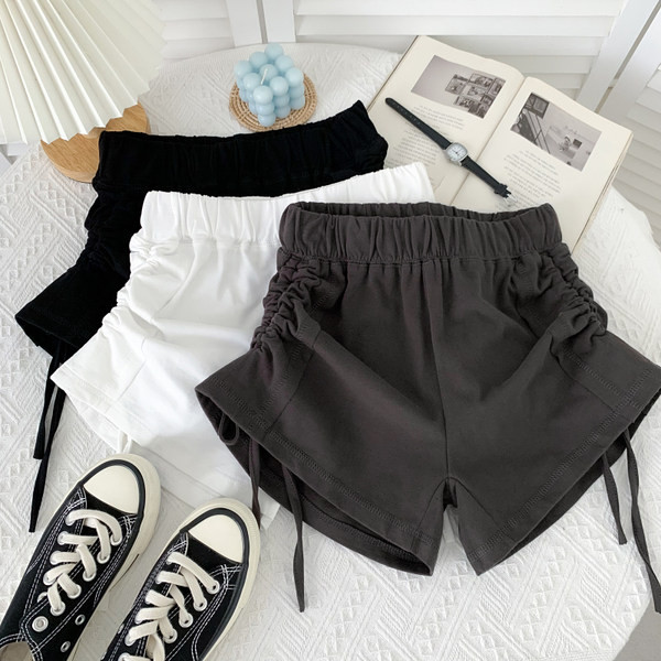 Model nou de pantaloni scurți adunați pe picioare