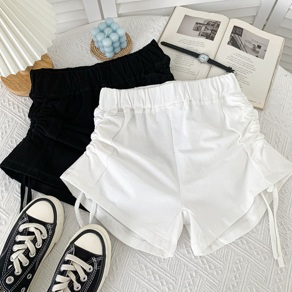 Model nou de pantaloni scurți adunați pe picioare