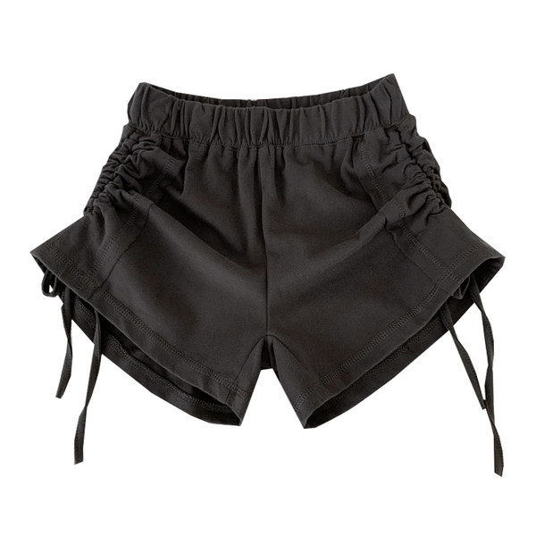 Model nou de pantaloni scurți adunați pe picioare