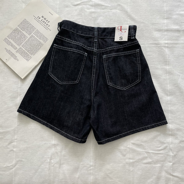 Blugi scurti model lat cu nasture si buzunare